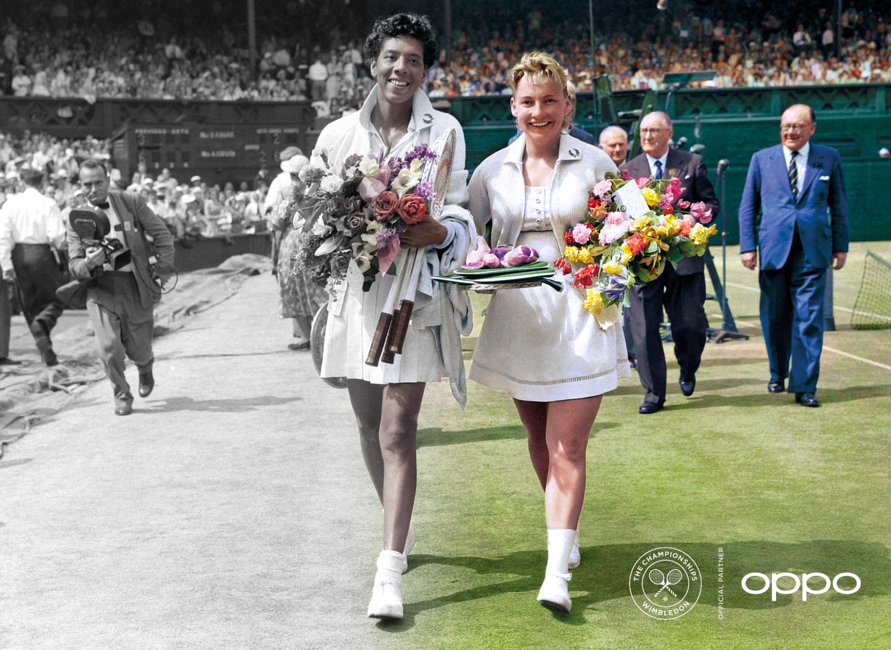 Althea Gibson quitte Centre Court après être devenue la première femme afro-américaine à remporter Wimbledon en 1957.