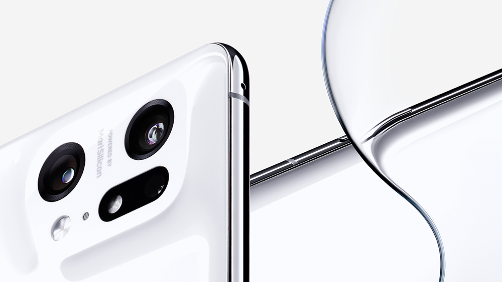 The smooth blend of camera lenses and the ceramic housing