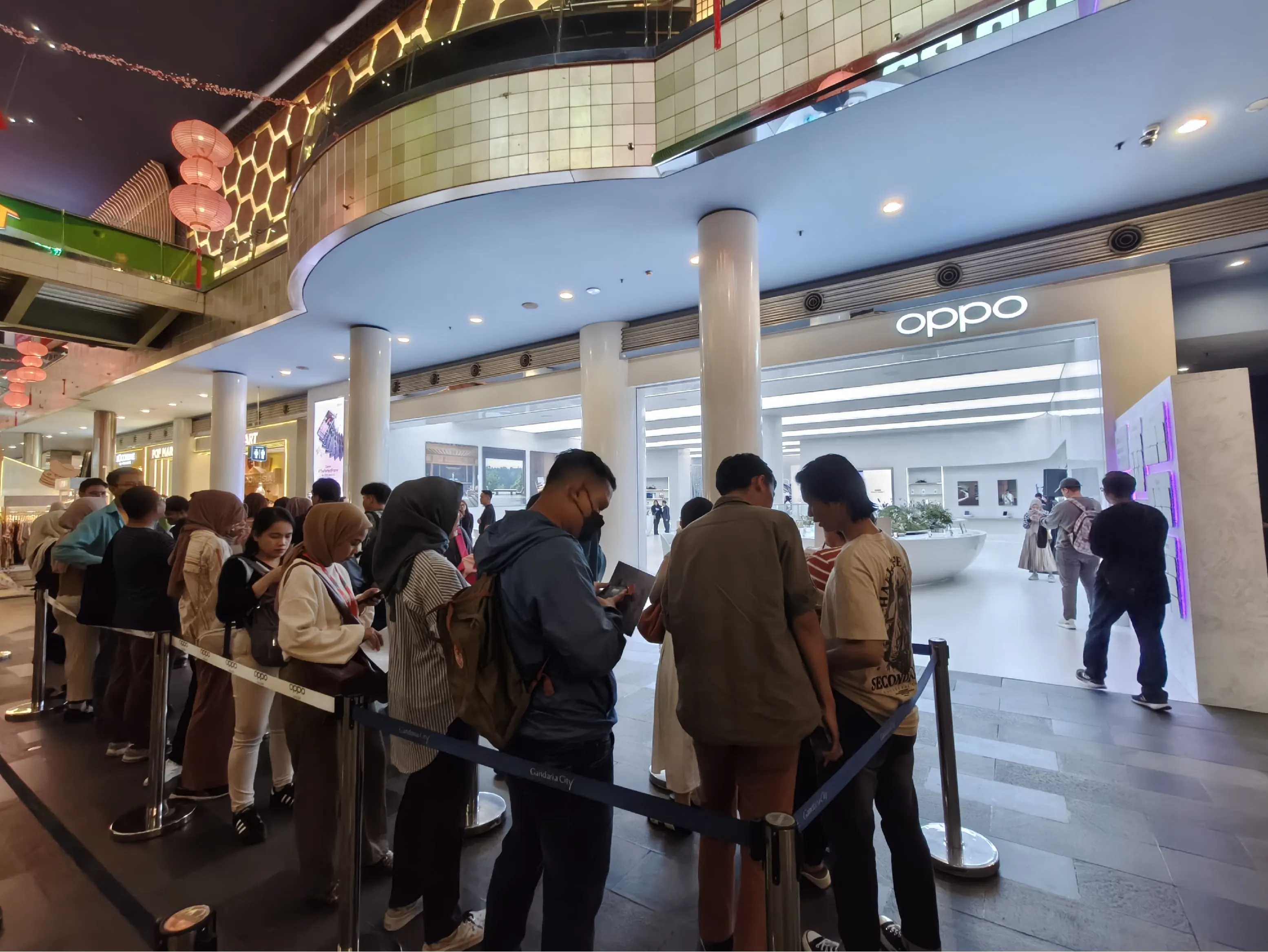 Antrian Panjang Konsumen Meriahkan First Sale Reno13 Series