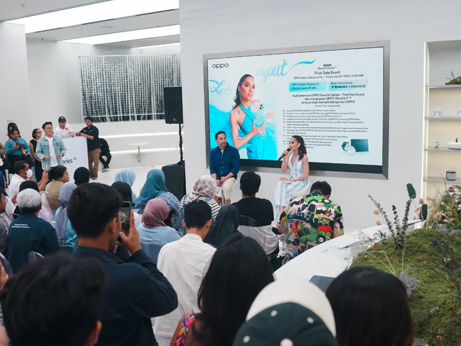 Cinta Laura Takeover OPPO Gallery di First Sale OPPO Reno14