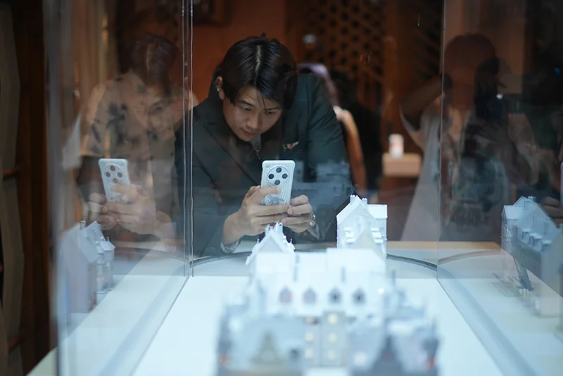 OPPO Luncurkan Case Exclusive Maison Kitsuné Find X8 Series