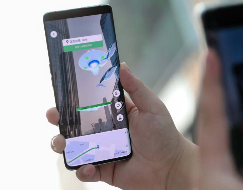 אופו מציגה מדגם עבודה של מוצר הקונספט שלה - מסך גלילה ו AR Glass