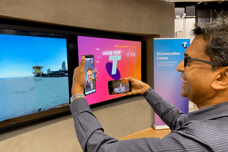 Channa Seneviratne (houdt telefoon vast), Executive - Network Engineering bij Telstra tijdens het eerste 5G DSS-videogesprek met Michael Lieberherr, Senior Communication Manager voor 5G, IoT, Smart City & IT -Topics bij Swisscom met behulp van een OPPO-smartphone.