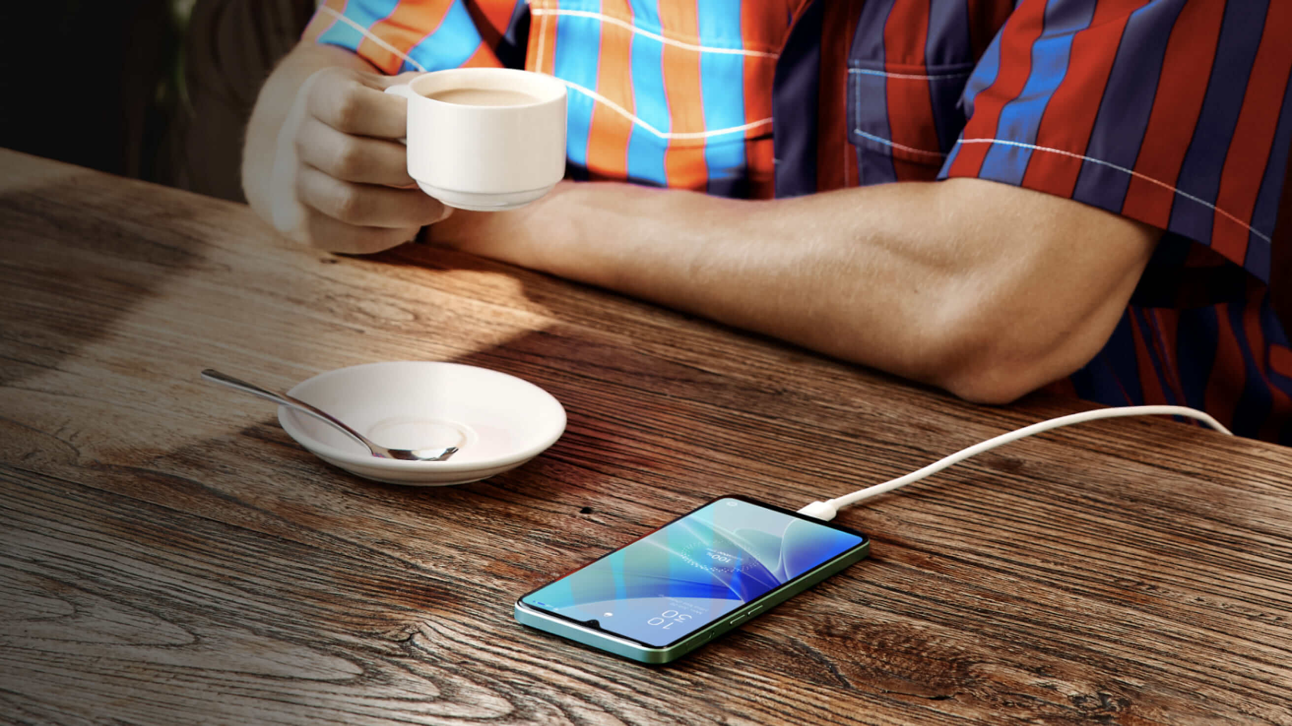 شاحن SUPERVOOCTM بقدرة 33 واط من OPPO بطارية توم طويلًا