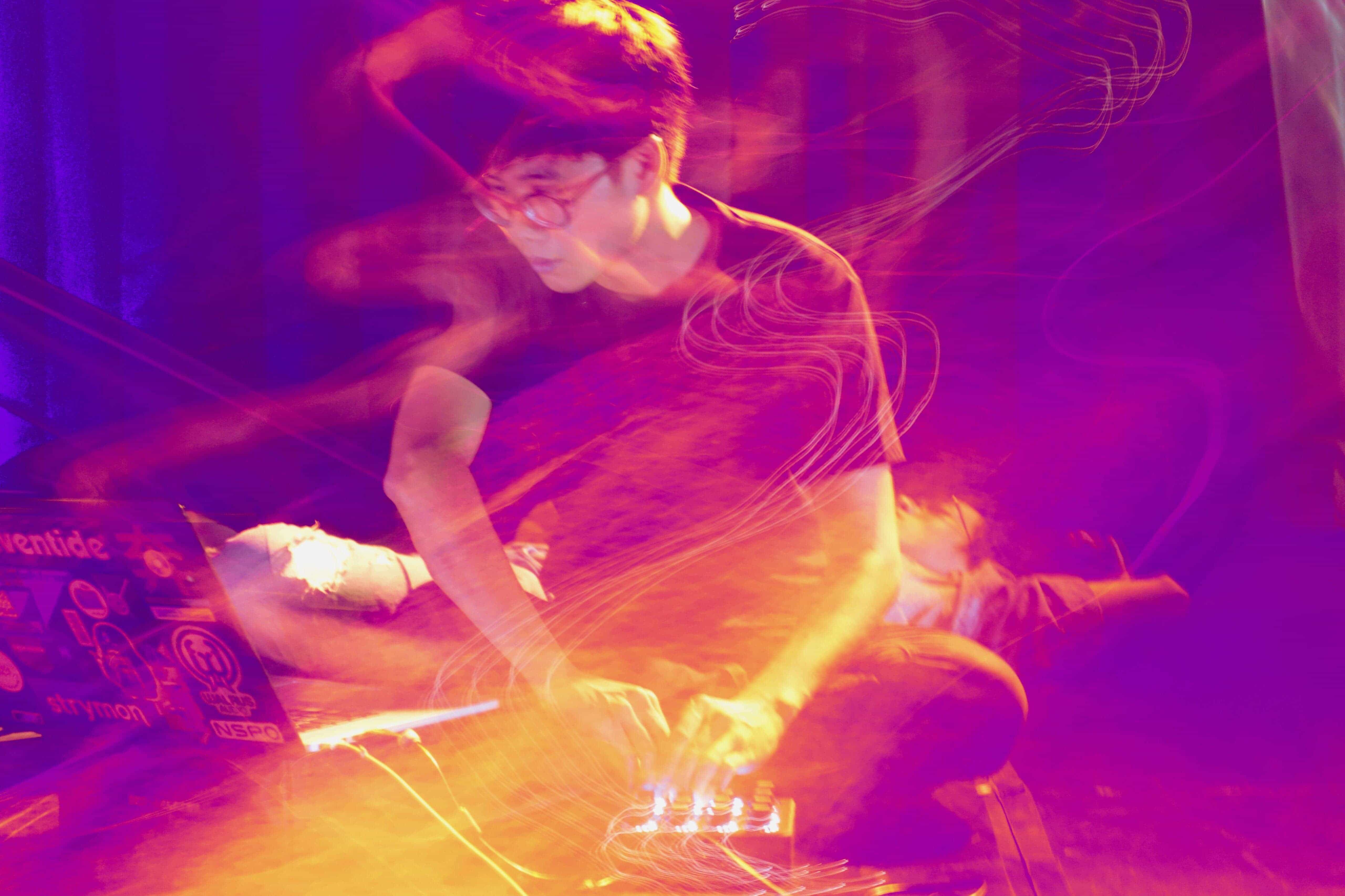 圖說:OPPO攜手當地聲音藝術家吳秉聖,創作出運用聲音及雕塑藝術與Reno2的手機和「極夜模式」功能結合的藝術創作,作品將於全球知名夜間藝術節「Nuit Blanche 白晝之夜」展出。