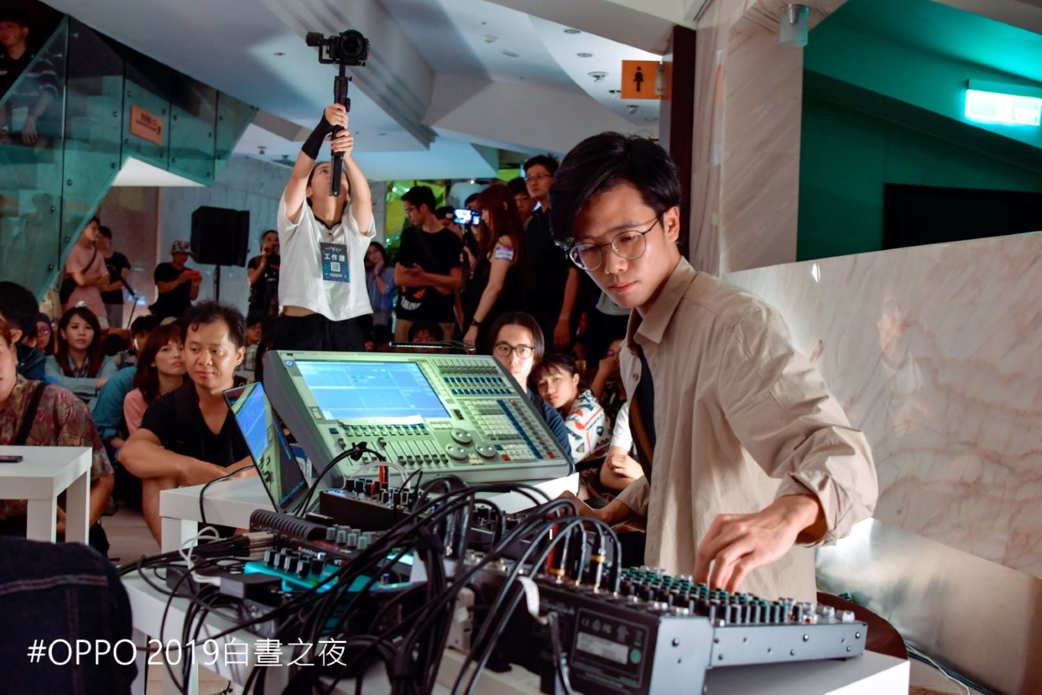 圖說：當代藝術家吳秉聖(圖中右一)結合OPPO Reno2手機的優秀影像功能與聲音科技，為全球知名夜間藝術節「Nuit Blanche白晝之夜」打造全新互動式藝術體驗。