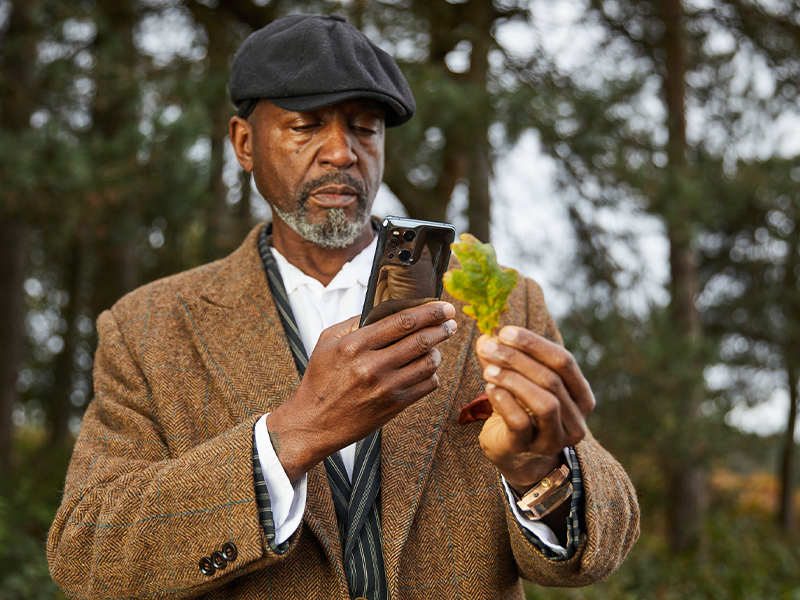 OPPO Find X3 Pro is the only smartphone able to capture the micro artworks of Guinness World Record holder Willard Wigan