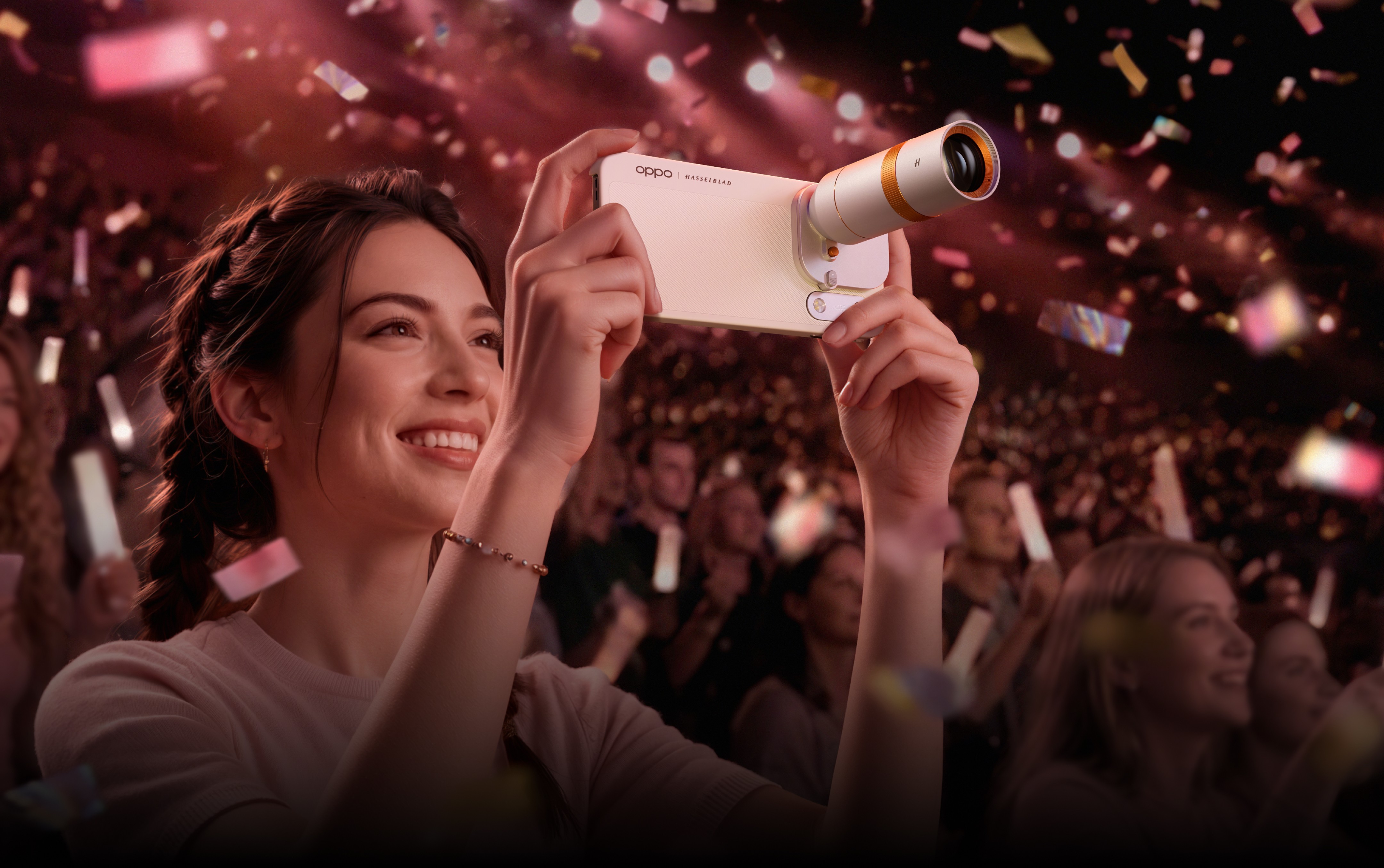 أحد الحاضرين في حفل موسيقي يستخدم OPPO Hasselblad Teleconverter للحصول على لقطات مقربة للصف الأمامي في عرض حي