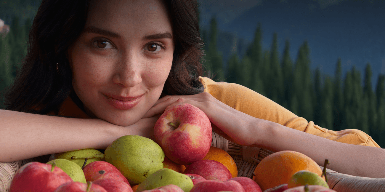 صورة شخصية نابضة بالحياة مع فواكه طازجة، تُظهر تأثير محرك LUMO True Color على هاتف OPPO Find X10 Pro Max