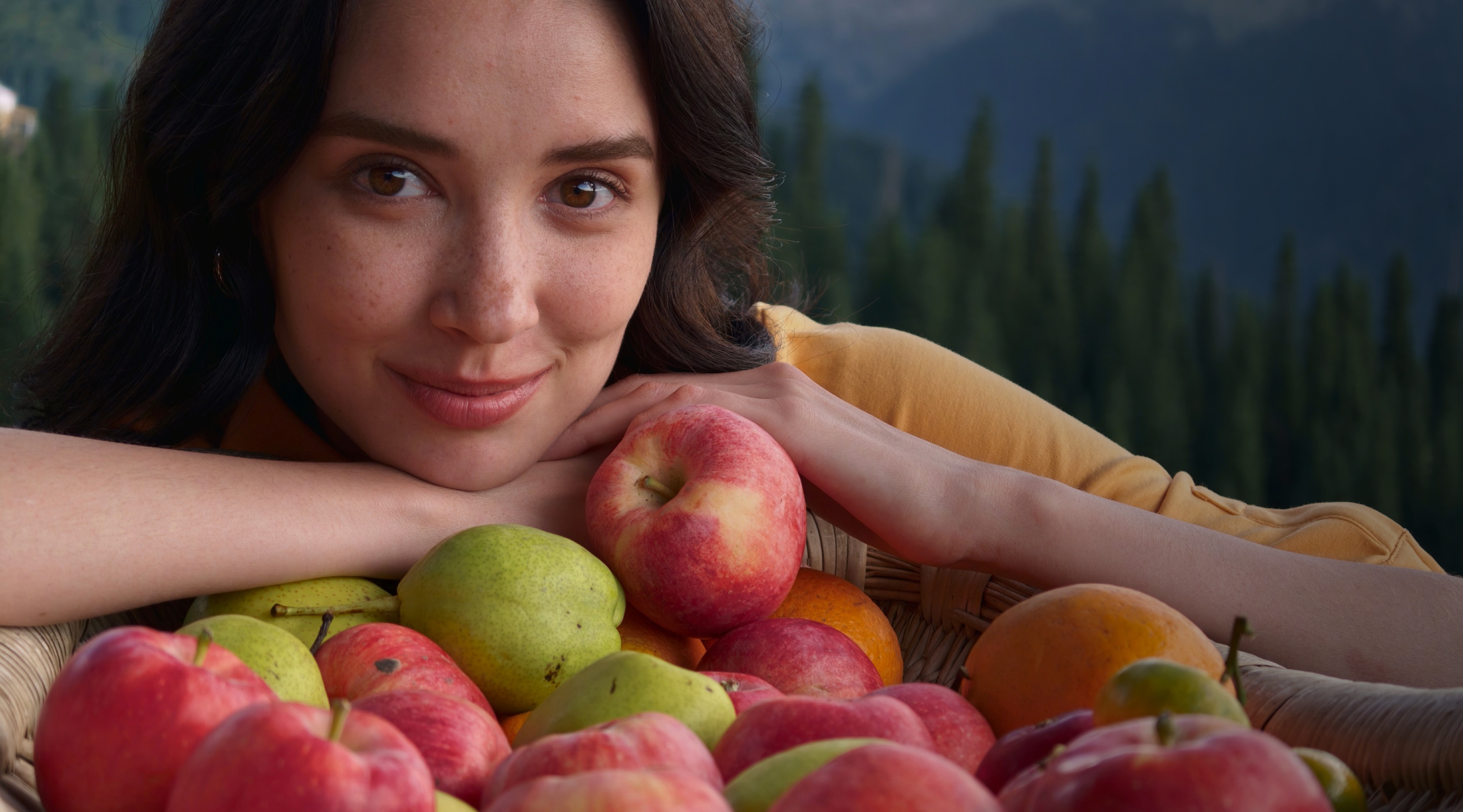صورة شخصية نابضة بالحياة مع فواكه طازجة، تُظهر تأثير محرك LUMO True Color على هاتف OPPO Find X10 Pro Max