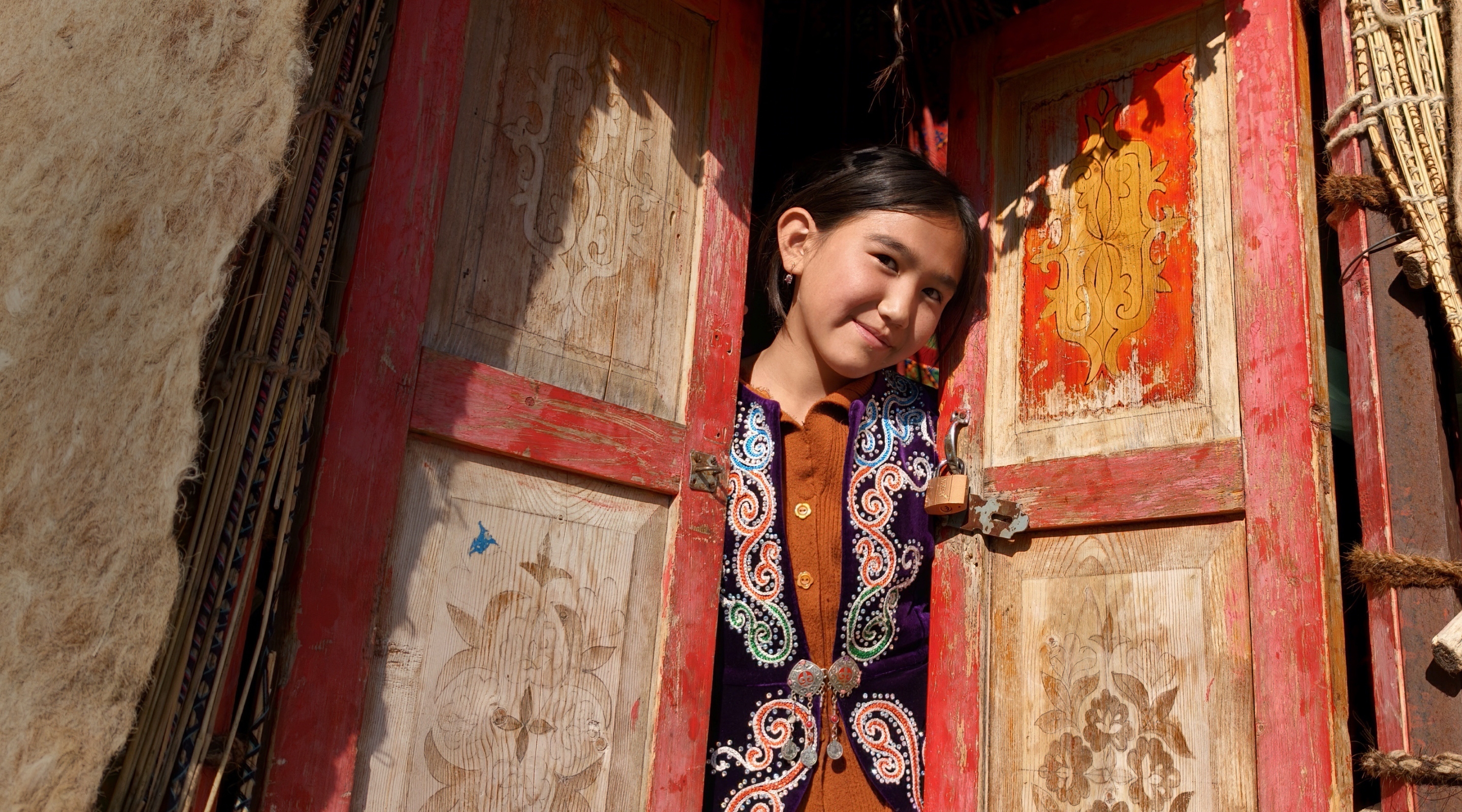 Girl by an ornate red door, showing LUMO True Image Engine of Find X10 Pro Max's true-to-life capture