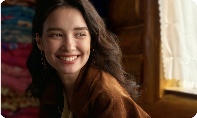Portrait of a smiling young woman with freckles, showing the effect of Portrait Mode on the Find X10 Pro Max