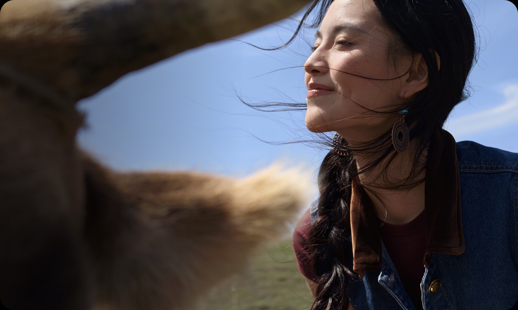 Woman bathed in sunlight, showing LUMO Natural Tone Engine of Find X10 Pro Max's true-to-life light