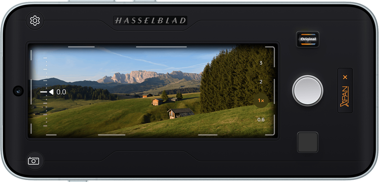 شاشة هاتف تعرض واجهة Hasselblad XPAN Mode لتأطير منظر طبيعي جبلي