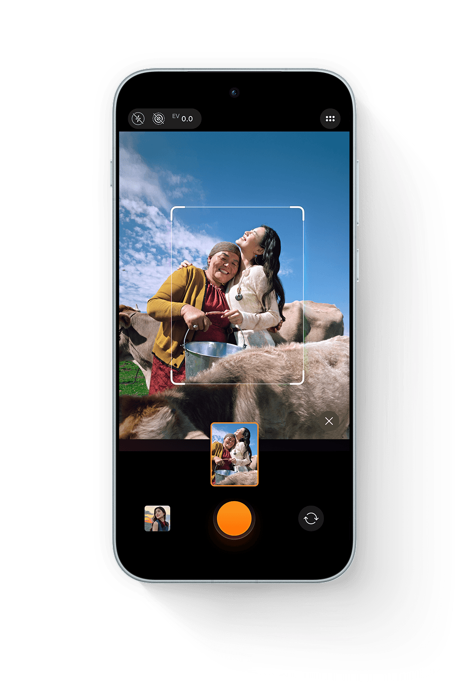 شاشة هاتف تعرض ميزة LUMO Framing للتكوين التلقائي للصورة عند تصوير مشهد غروب خلاب