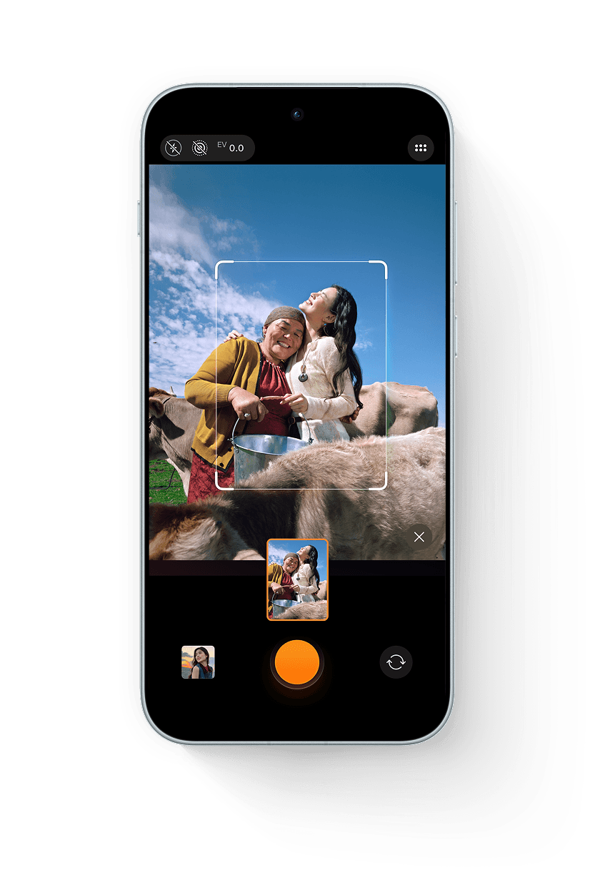 شاشة هاتف تعرض ميزة LUMO Framing للتكوين التلقائي للصورة عند تصوير مشهد غروب خلاب