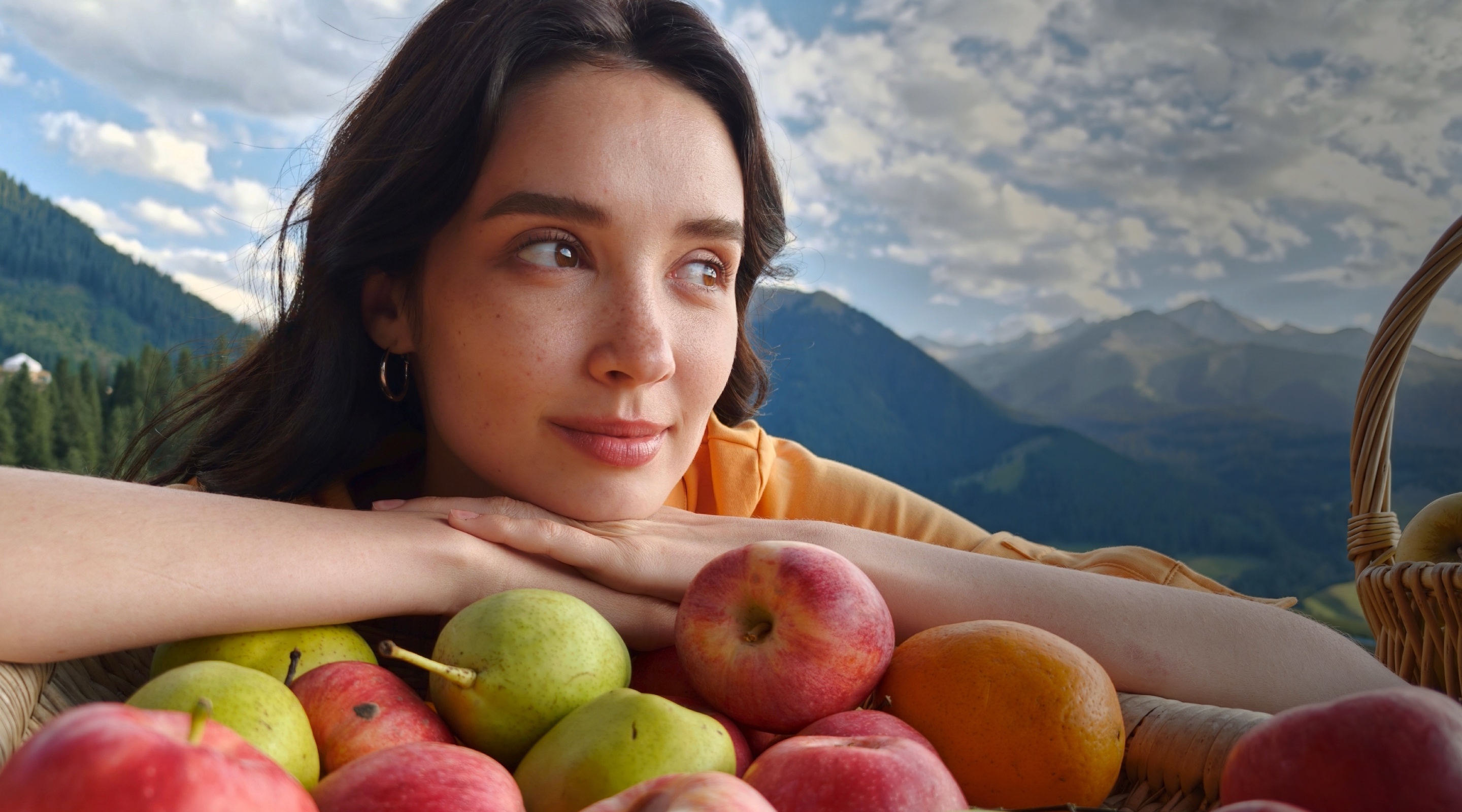 صورة شخصية زاهية مع فواكه طازجة تُبرز تأثير LUMO True Color Engine على هاتف OPPO Find X10
