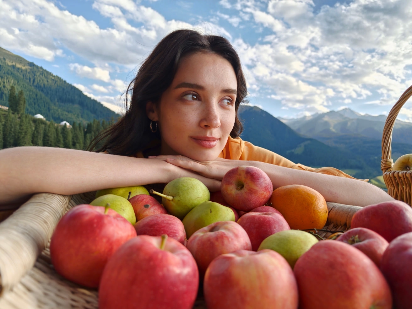 صورة شخصية زاهية مع فواكه طازجة تُبرز تأثير LUMO True Color Engine على هاتف OPPO Find X10