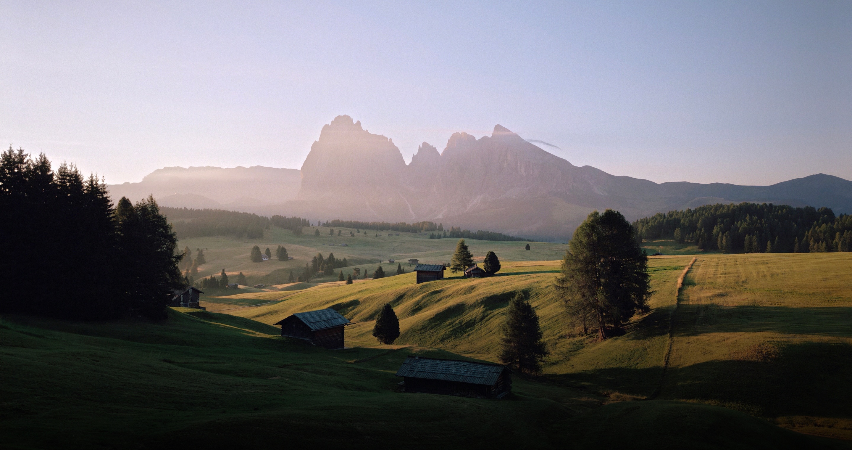 Landscape photo of rolling alpine hills and cabins, showcasing brilliant landscape photography of OPPO Find X10