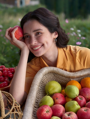 Sharp detail on woman's smile and fresh fruit textures, captured by Hasselblad 200MP Ultra-Sensing Telephoto Camera