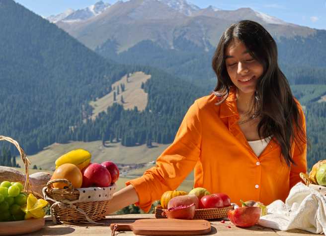 Vibrant portrait with fresh fruits, showing the effect of LUMO True Color Engine on OPPO Find X10
