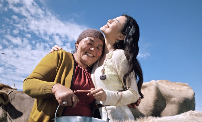 Smiling women in a high-detail pasture scene, showcasing Find X10's fine detail of MASTER Mode