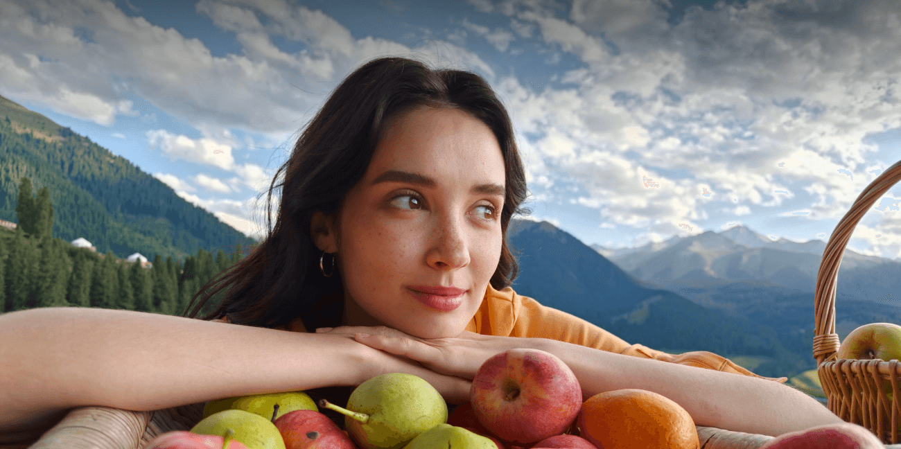 Vibrant portrait with fresh fruits, showing the effect of LUMO True Color Engine on OPPO Find X10