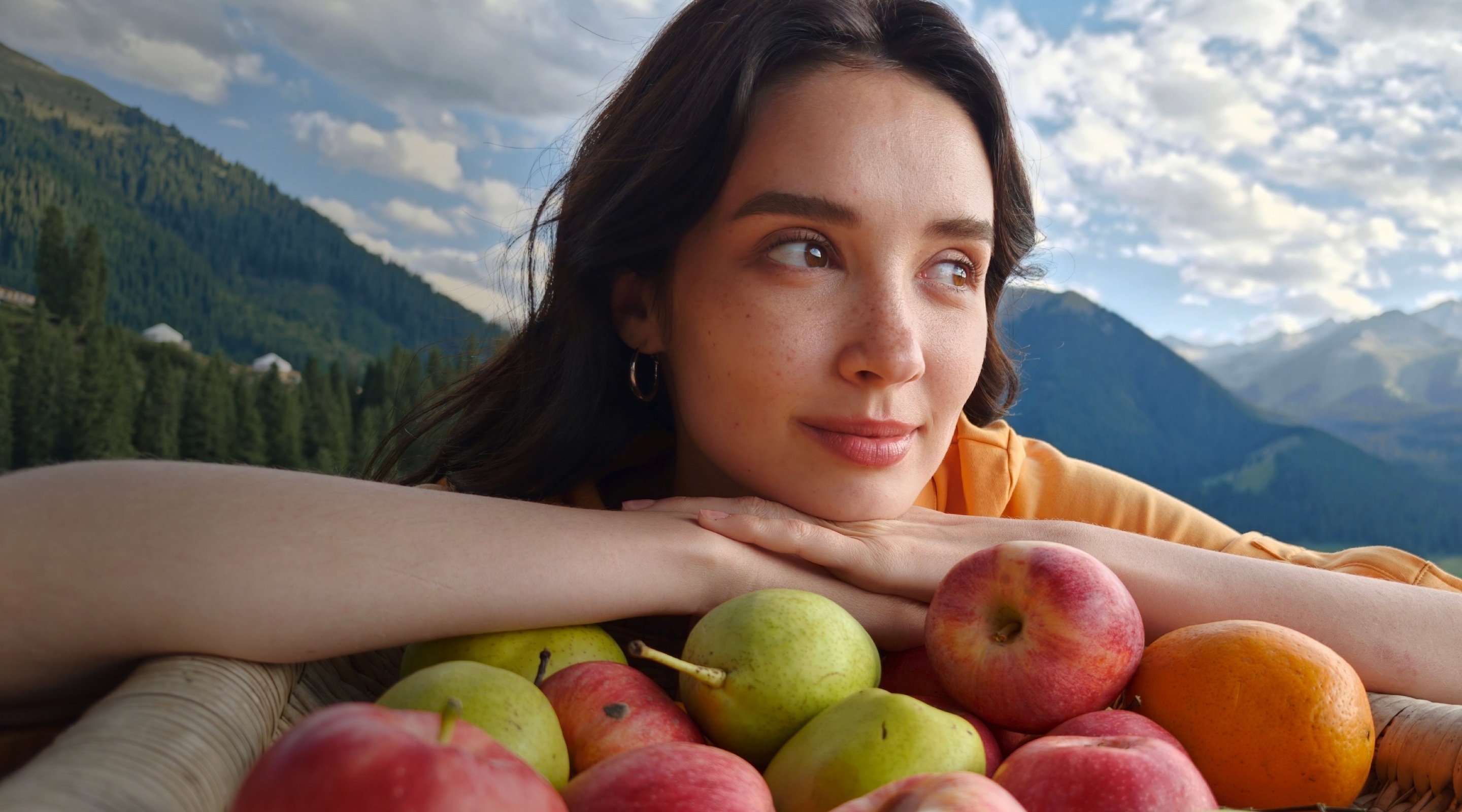 Vibrant portrait with fresh fruits, showing the effect of LUMO True Color Engine on OPPO Find X10