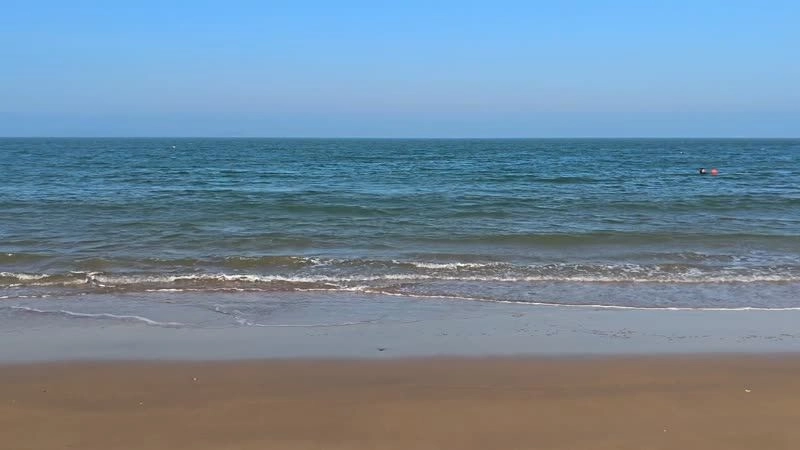 Video screenshot with 4K Auto Straighten enabled. The ocean horizon is perfectly leveled, fixing the tilted angle