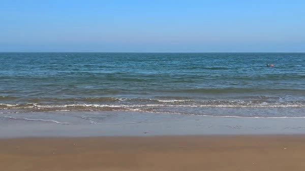 Video screenshot with 4K Auto Straighten enabled. The ocean horizon is perfectly leveled, fixing the tilted angle