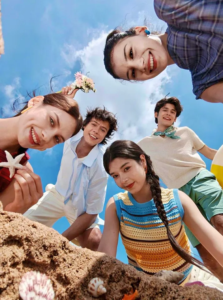 OPPO promotional example showing friends in a wide beach selfie