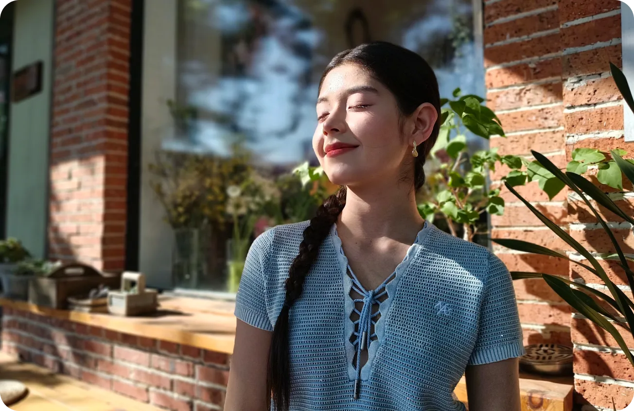 OPPO portrait-mode feature image showing a person in sunlight